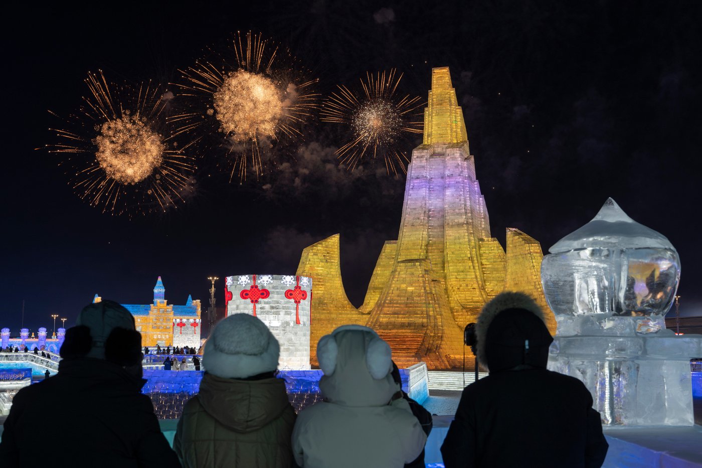Harbin ice festival draws sculptors and spectators to northern China, in photos | iNFOnews.ca