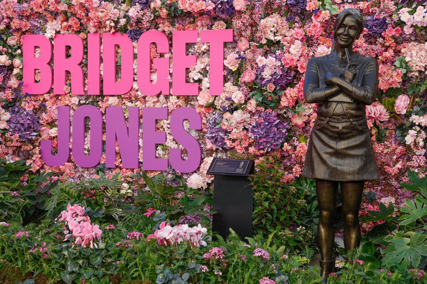 New statue of Bridget Jones joins other film icons in London's Leicester Square | iNFOnews.ca New statue of Bridget Jones joins other film icons in London's Leicester Square | iNFOnews.ca