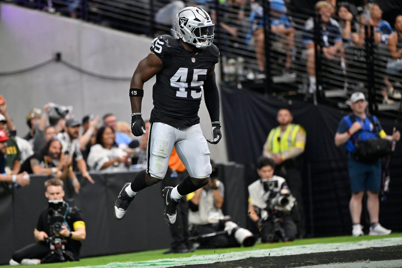 Veteran linebacker Devin White leads Raiders' defense with huge stat line in win over Titans | iNFOnews.ca Veteran linebacker Devin White leads Raiders' defense with huge stat line in win over Titans | iNFOnews.ca