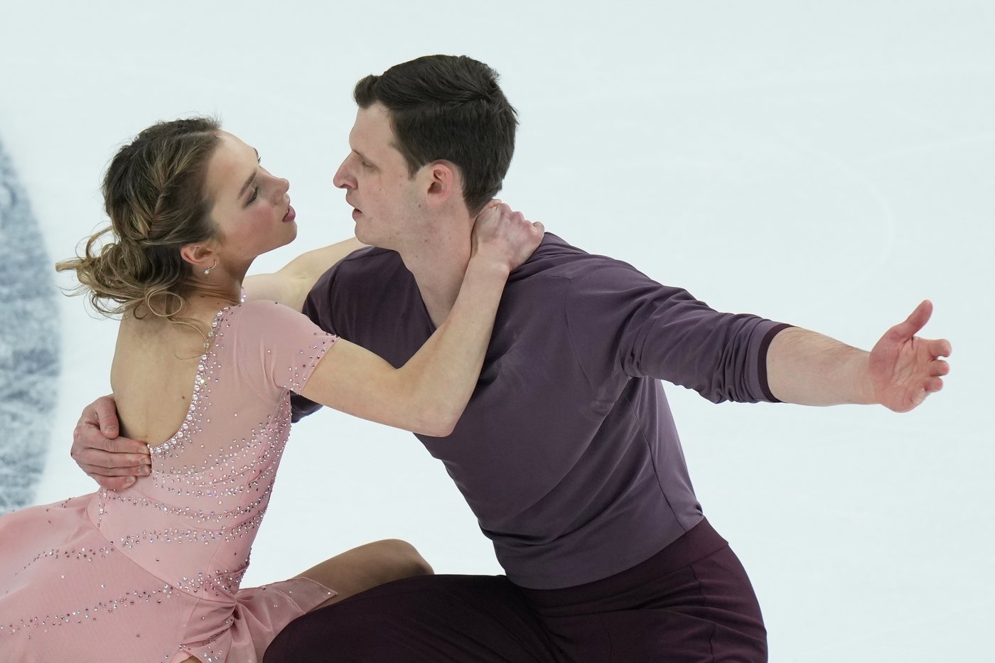 Skating pair took title at U.S. nationals but can't compete in Olympics after passport delay | iNFOnews.ca