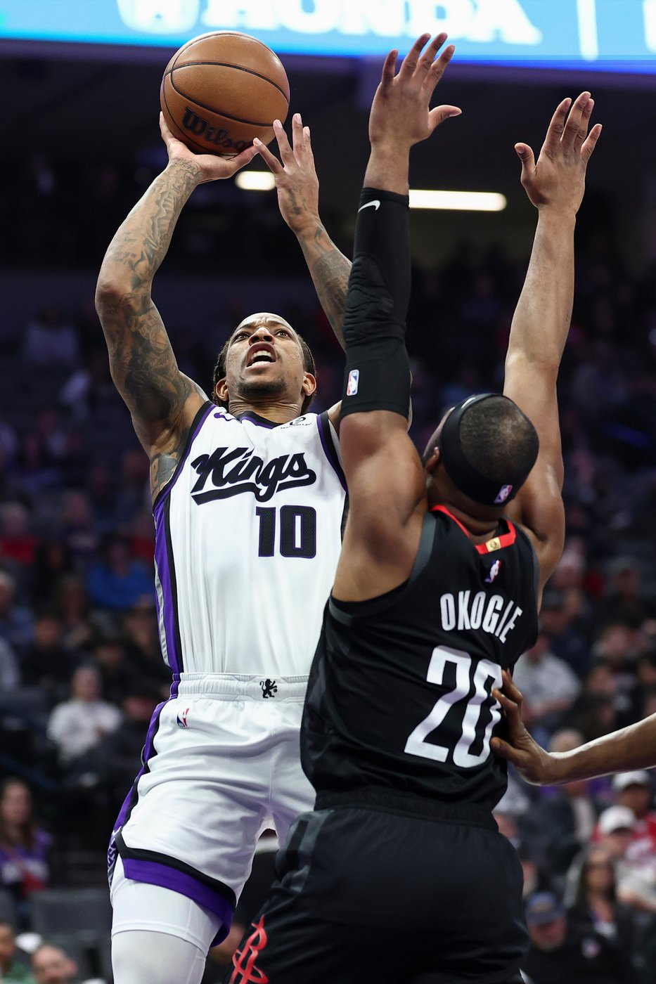 DeMar DeRozan reaches 26,000 career points in Kings' victory over Rockets | iNFOnews.ca