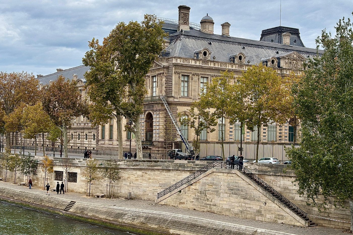 Thieves strike Louvre in brazen jewel heist as the world’s most visited museum shuts | iNFOnews.ca Thieves strike Louvre in brazen jewel heist as the world’s most visited museum shuts | iNFOnews.ca
