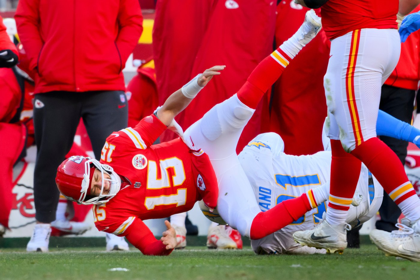 Patrick Mahomes suffers a torn ACL and Chiefs say he's considering surgical options | iNFOnews.ca Patrick Mahomes suffers a torn ACL and Chiefs say he's considering surgical options | iNFOnews.ca