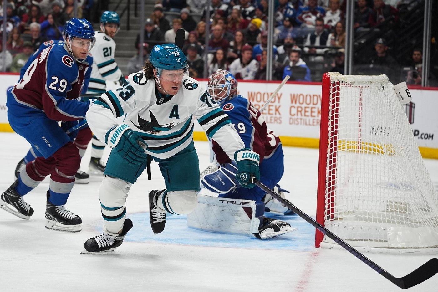 Avalanche win 10th straight, shut out Sharks 6-0 | iNFOnews.ca
