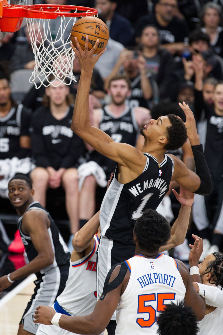 Spurs' Wembanyama doesn't expect to miss time after hyperextending knee in win over Knicks | iNFOnews.ca