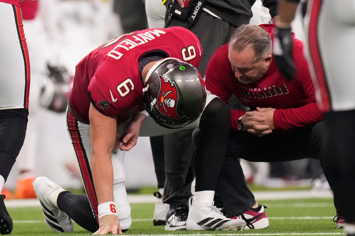 Buccaneers QB Baker Mayfield suffers sprained left shoulder in loss to Rams | iNFOnews.ca