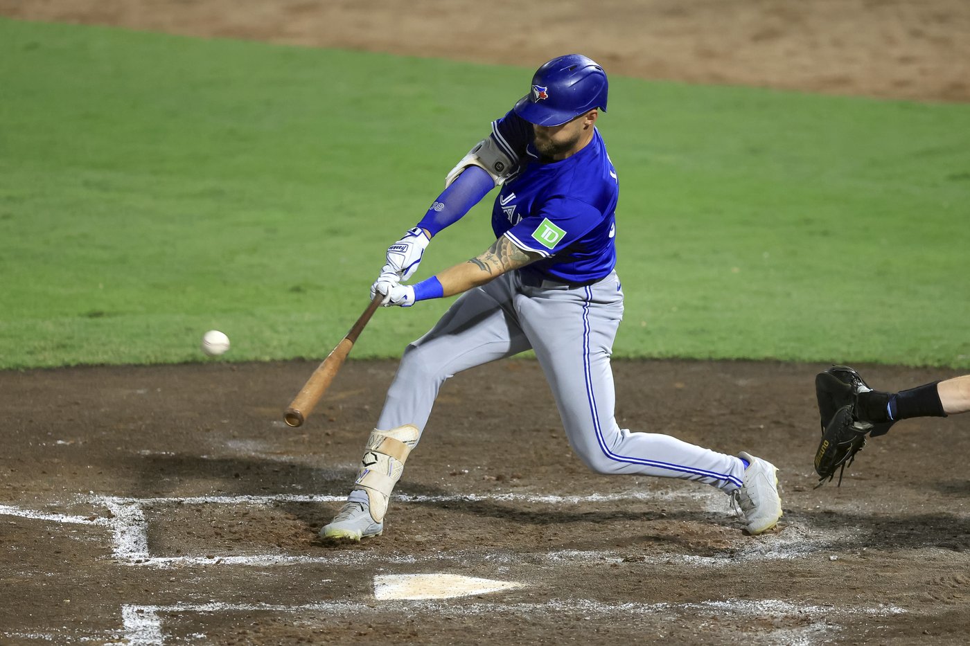 Blue Jays beat fading Rays 6-5, close in on AL East title | iNFOnews.ca