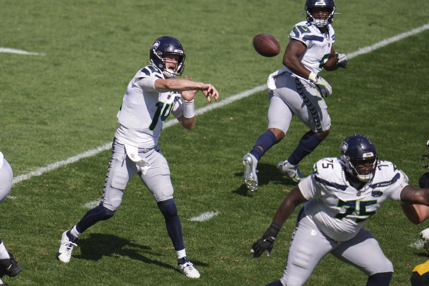 Seahawks' George Holani turns the Steelers' blunder on a kickoff into a TD as Seattle wins 31-17 | iNFOnews.ca