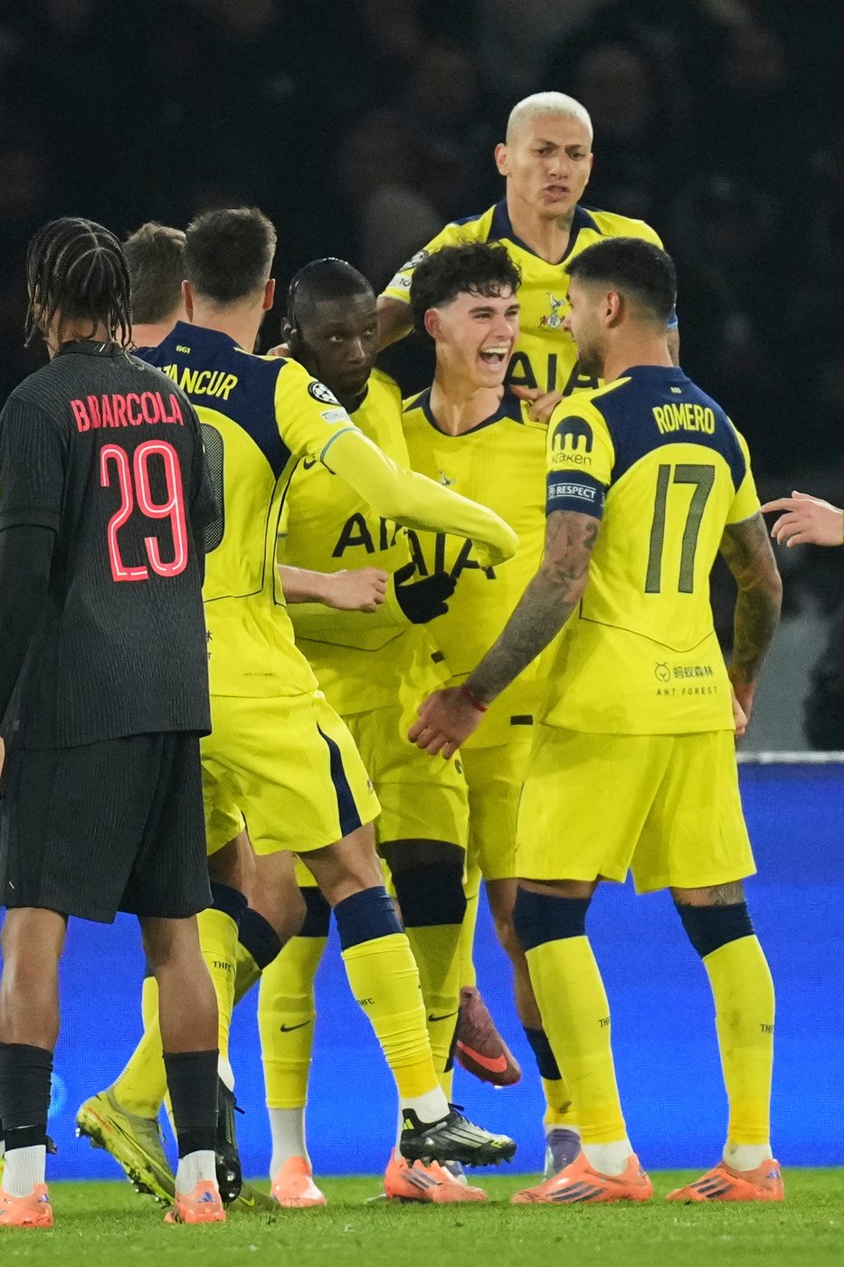 Kolo Muani stands out for Tottenham with 2 goals and an assist in 5-3 loss to PSG | iNFOnews.ca Kolo Muani stands out for Tottenham with 2 goals and an assist in 5-3 loss to PSG | iNFOnews.ca