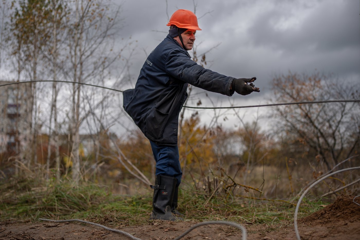 PHOTO ESSAY: Energy workers risk their lives to keep Ukraine's lights on as Russia attacks | iNFOnews.ca