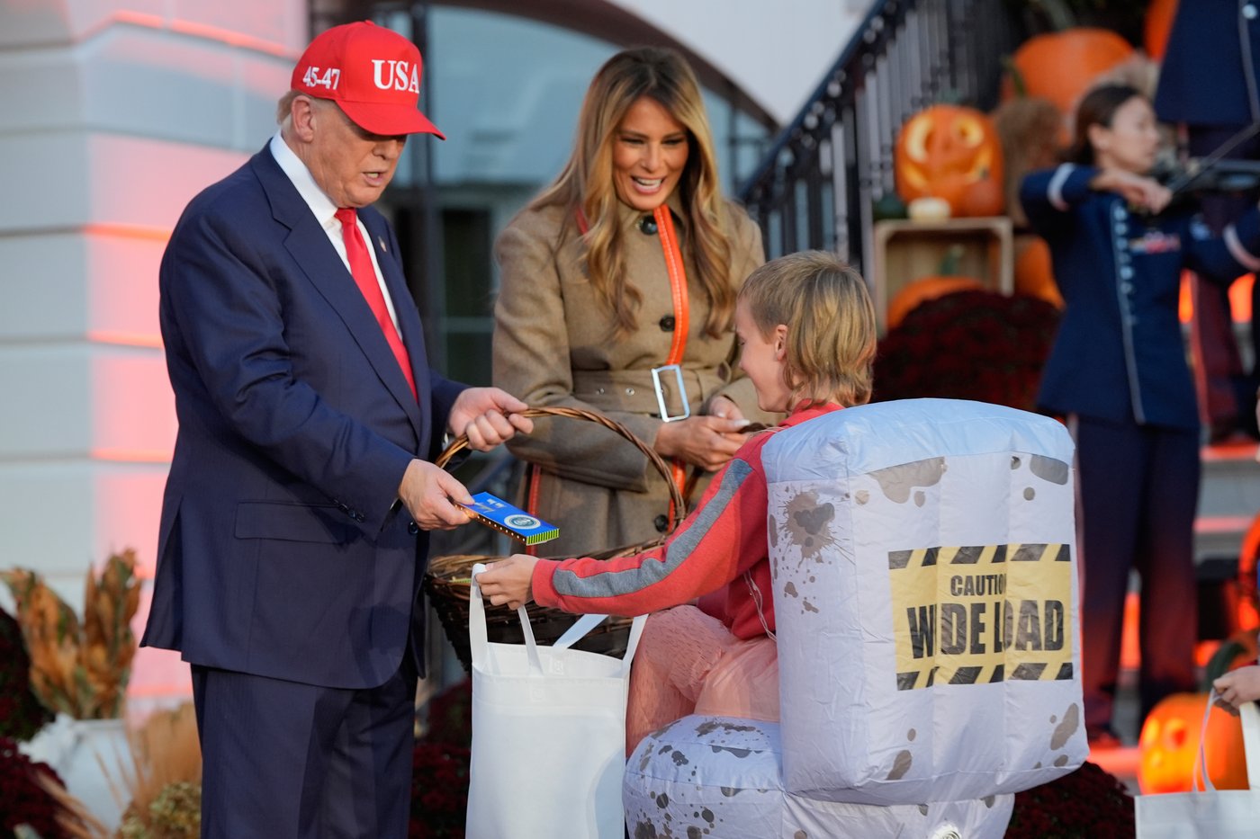 Trump hosts White House Halloween bash with superheroes and presidential lookalikes amid shutdown | iNFOnews.ca