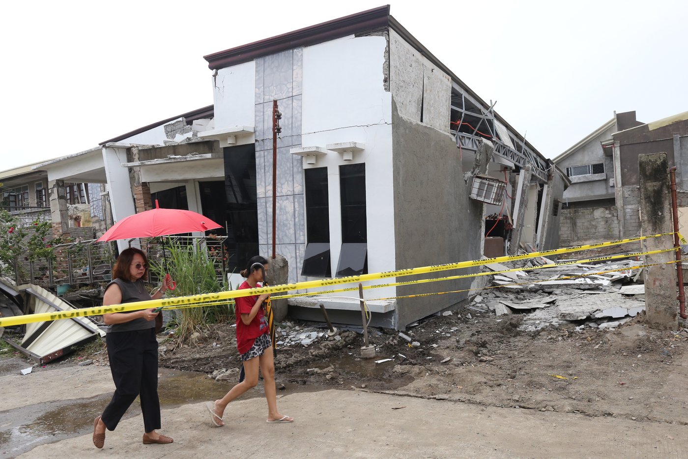 Two powerful quakes strike off southern Philippines, killing at least 7 people | iNFOnews.ca Two powerful quakes strike off southern Philippines, killing at least 7 people | iNFOnews.ca