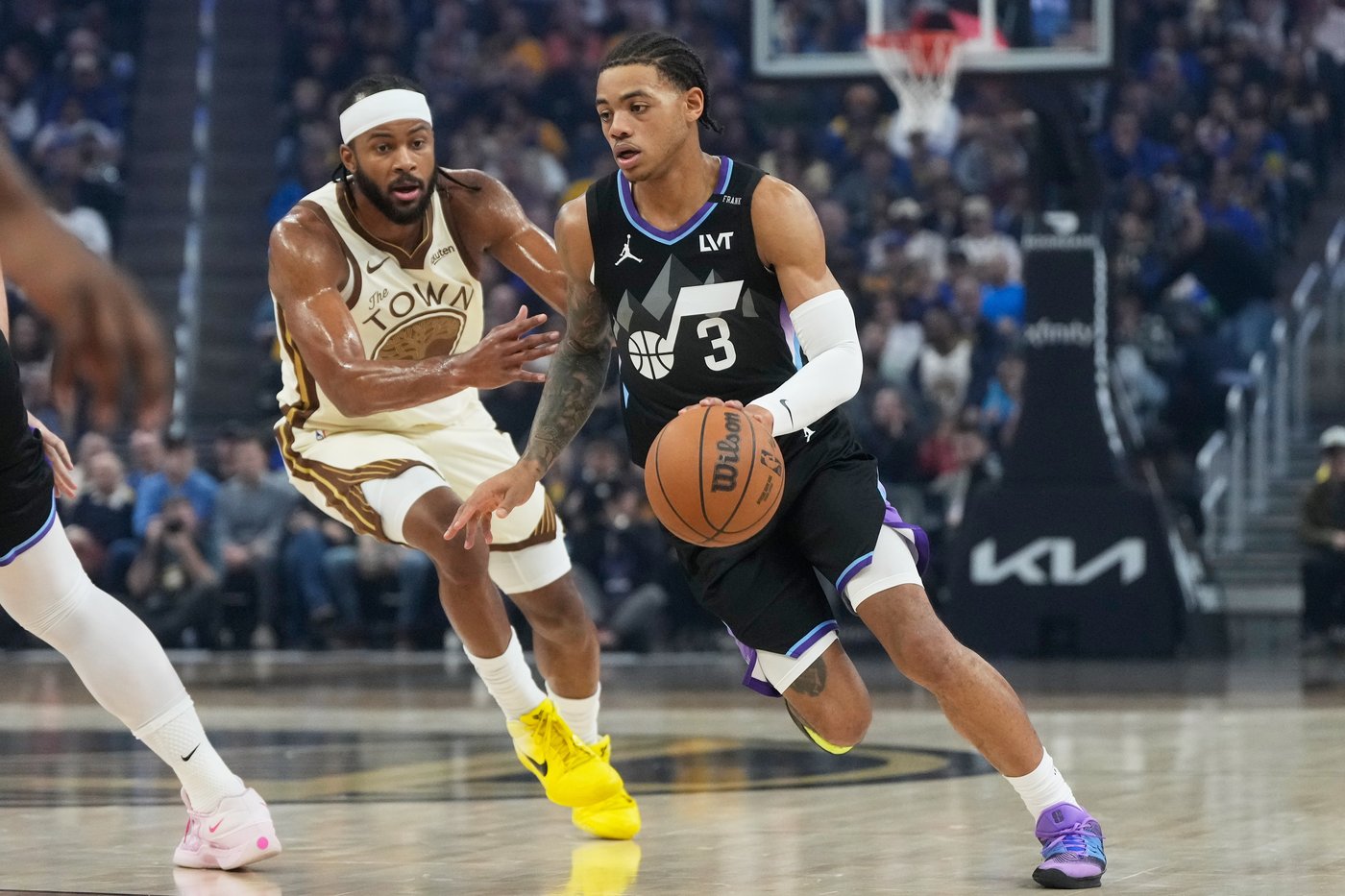 Stephen Curry scores 31 points as Warriors run away from Jazz 134-117 | iNFOnews.ca