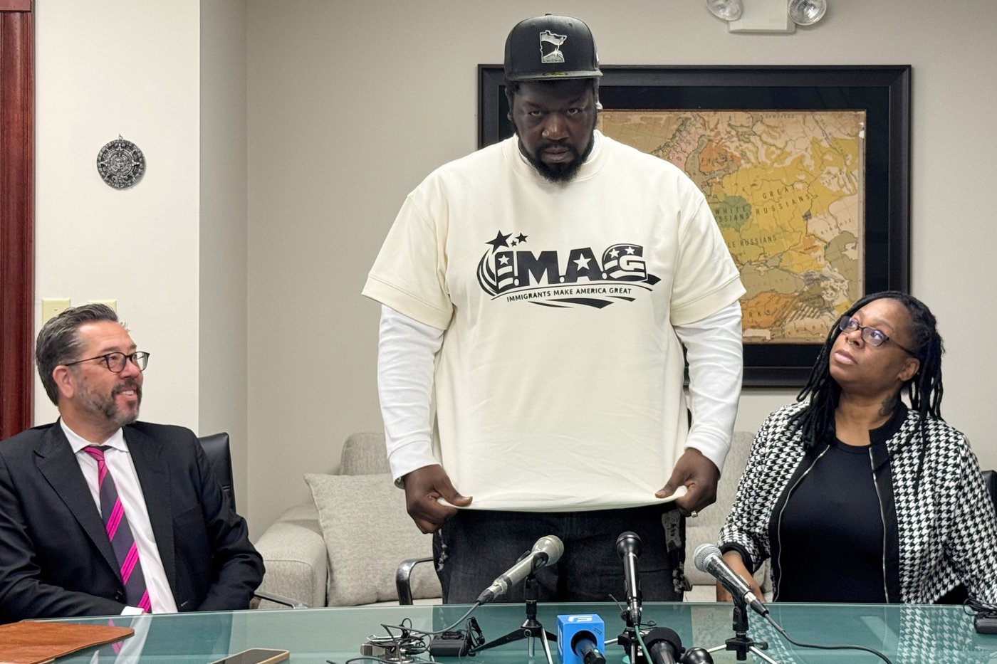 Counterprotesters chase off conservative influencer during Minneapolis immigration crackdown | iNFOnews.ca Counterprotesters chase off conservative influencer during Minneapolis immigration crackdown | iNFOnews.ca