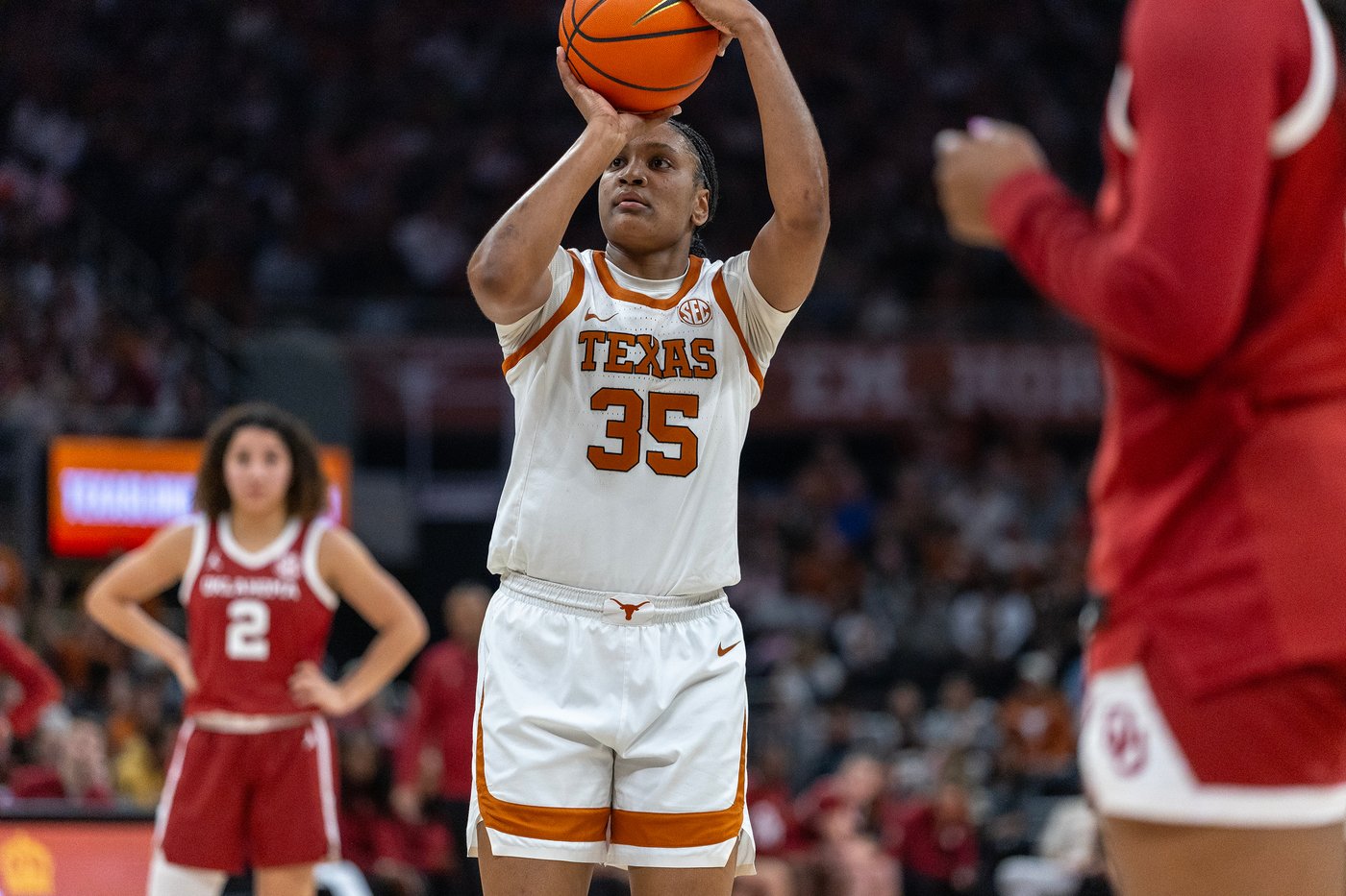 Booker, Carlton score 16 each as No. 4 Texas beats No. 10 Oklahoma 78-70 | iNFOnews.ca