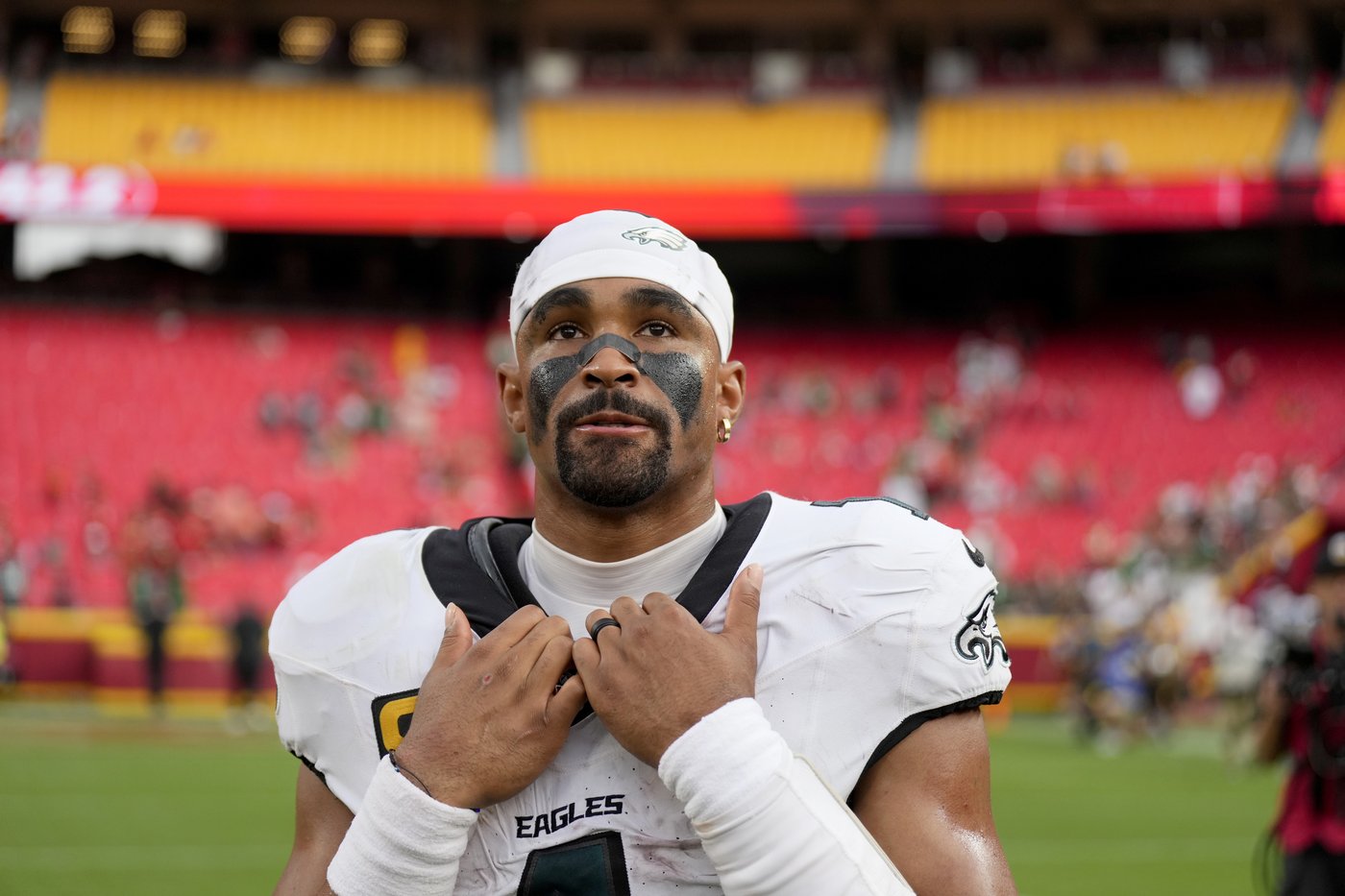 Eagles lay down the smack talk and silence tush-push doubters on way to undefeated start | iNFOnews.ca Eagles lay down the smack talk and silence tush-push doubters on way to undefeated start | iNFOnews.ca
