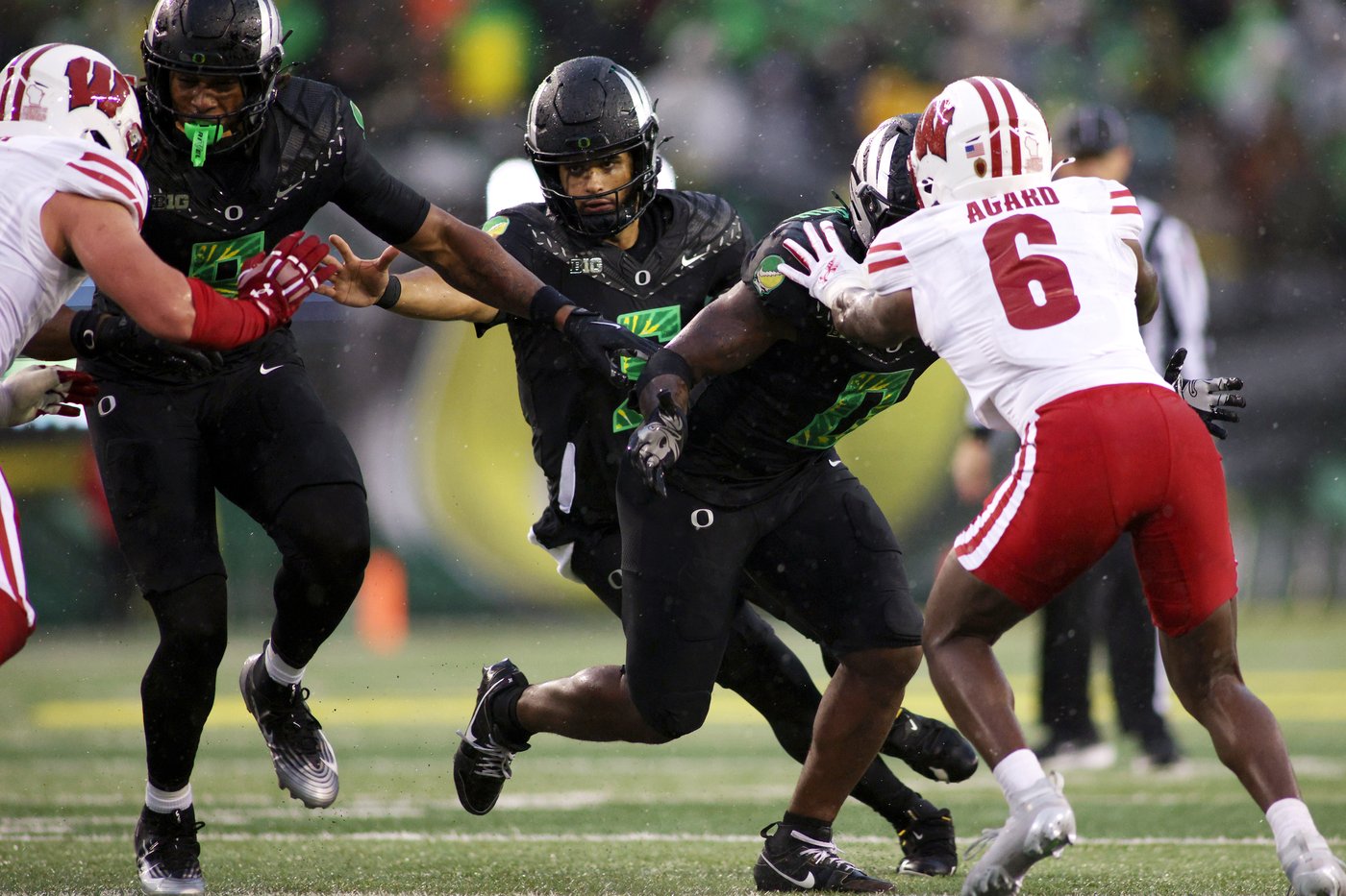 Oregon quarterback leaves game against Wisconsin after hit to the face | iNFOnews.ca Oregon quarterback leaves game against Wisconsin after hit to the face | iNFOnews.ca