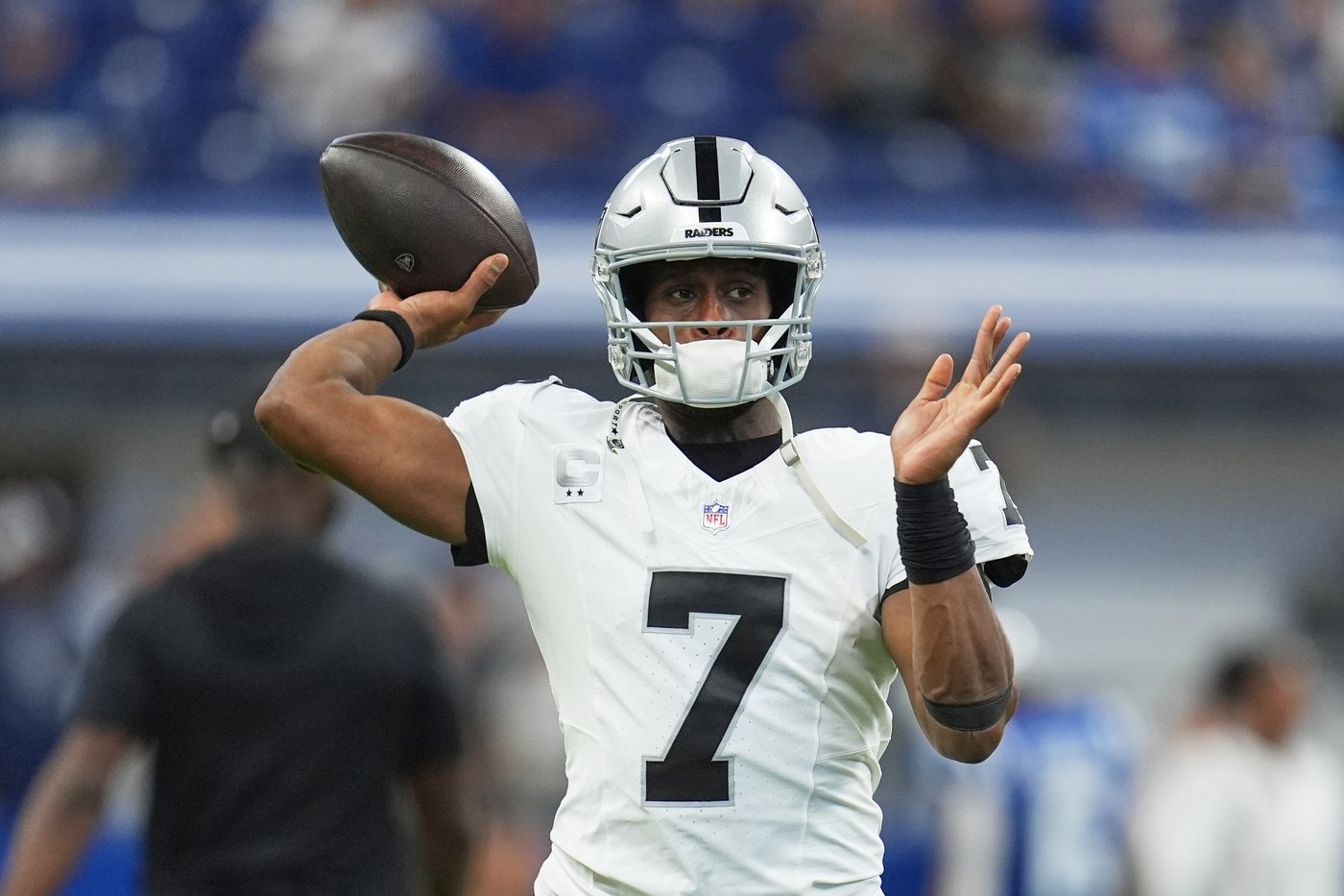 Geno Smith's early-season struggles continue as Raiders are blown out by Colts | iNFOnews.ca