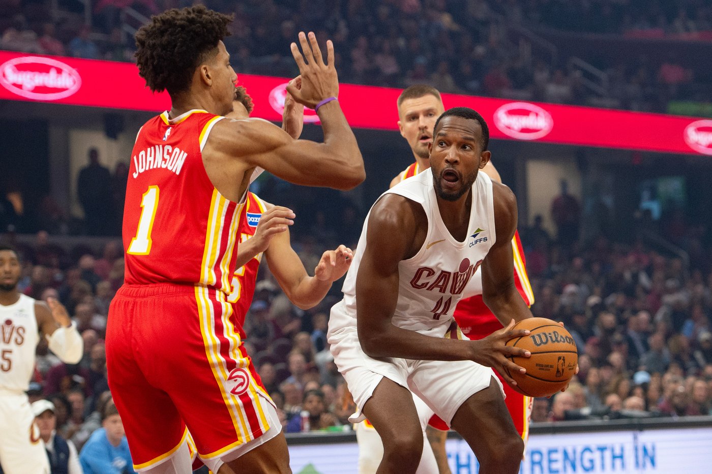 Donovan Mitchell scores 37 points as Cavaliers down Young-less Hawks 117-109 | iNFOnews.ca