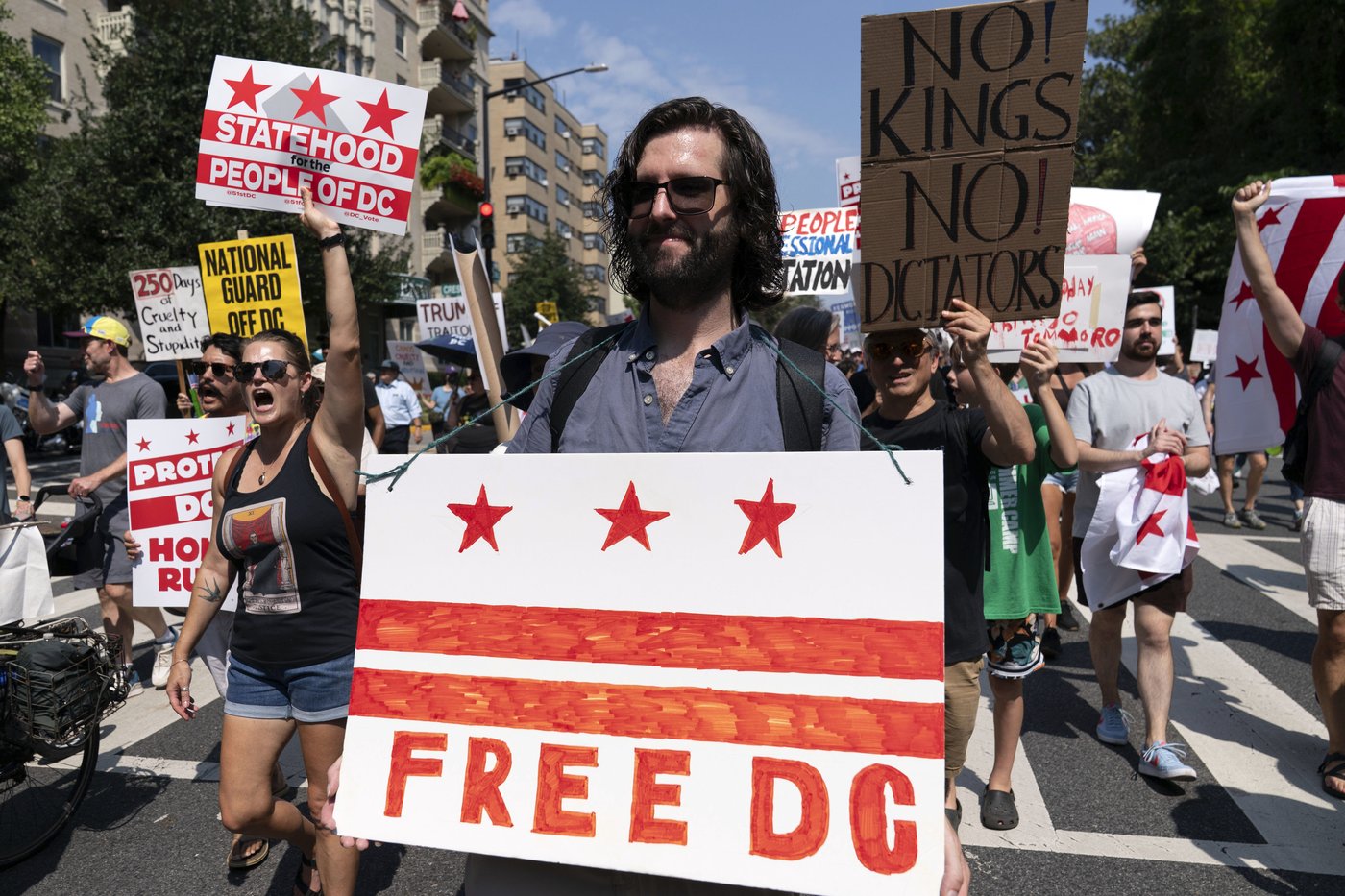 Thousands protest for a 'Free DC' on the fourth week of federal control in Washington | iNFOnews.ca Thousands protest for a 'Free DC' on the fourth week of federal control in Washington | iNFOnews.ca