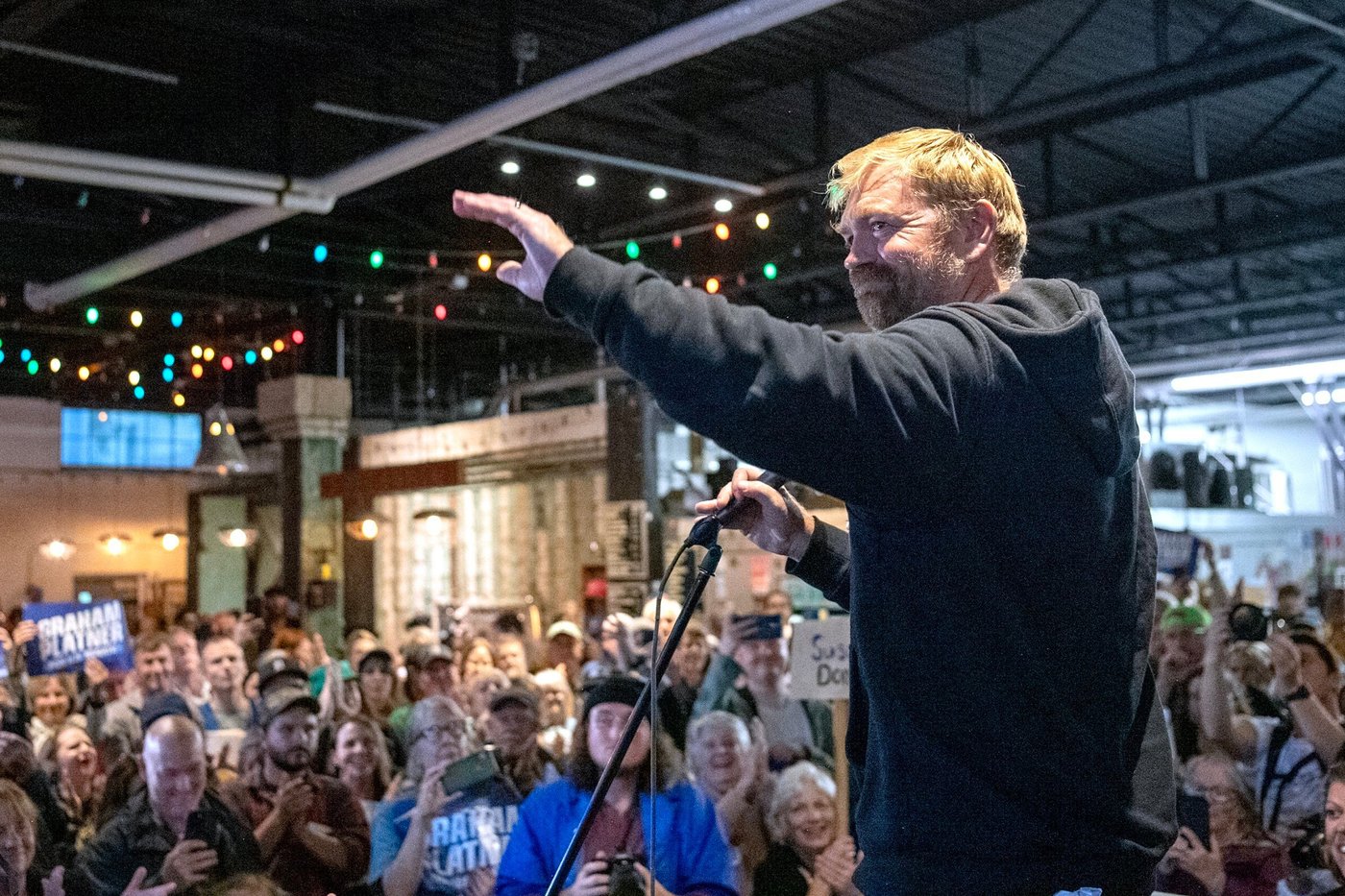 Maine Democrat running to unseat Susan Collins to stay in race after discovery of Reddit postings | iNFOnews.ca Maine Democrat running to unseat Susan Collins to stay in race after discovery of Reddit postings | iNFOnews.ca