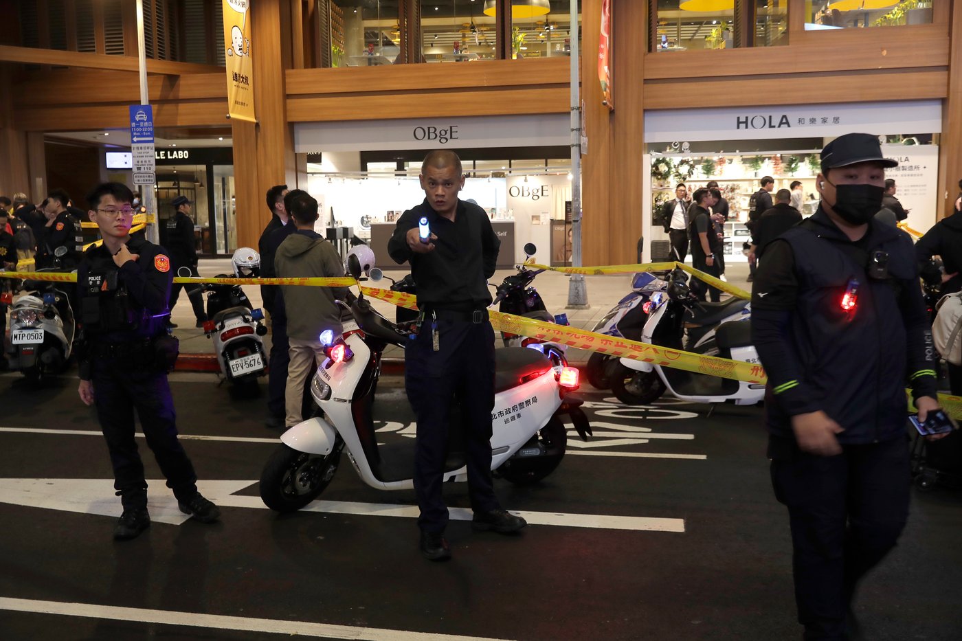 3 killed in Taiwan knife attack, with the suspect later falling to his death from a department store | iNFOnews.ca