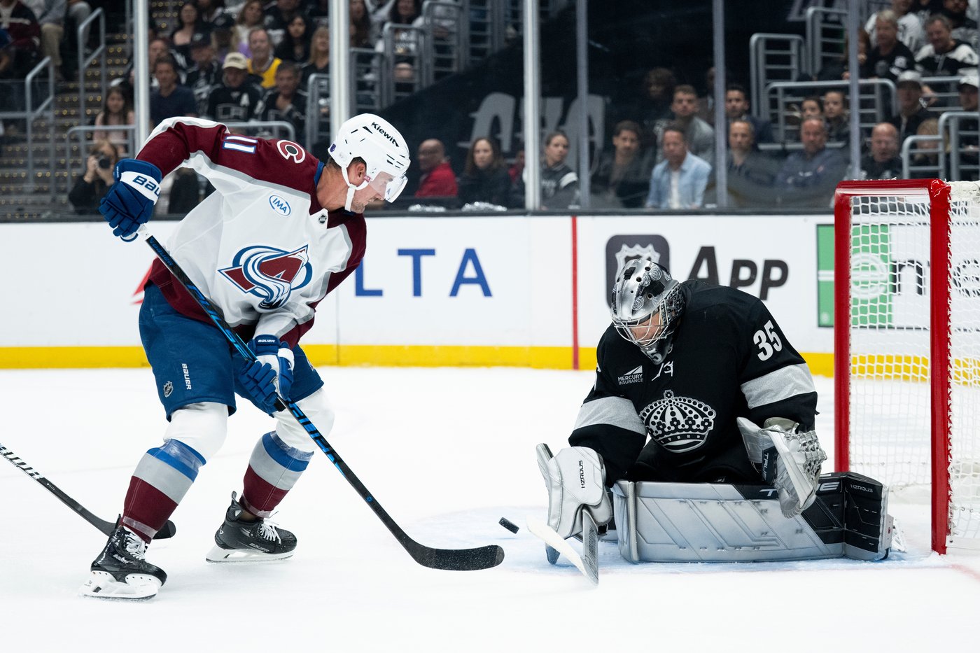 Martin Necas scores 2 goals, and the Avalanche rout the Kings 4-1 in a dominant season opener | iNFOnews.ca