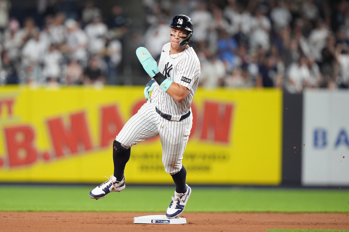 Yankees rally past White Sox 3-2, clinch playoff berth and close within 1 game of Toronto in AL East | iNFOnews.ca