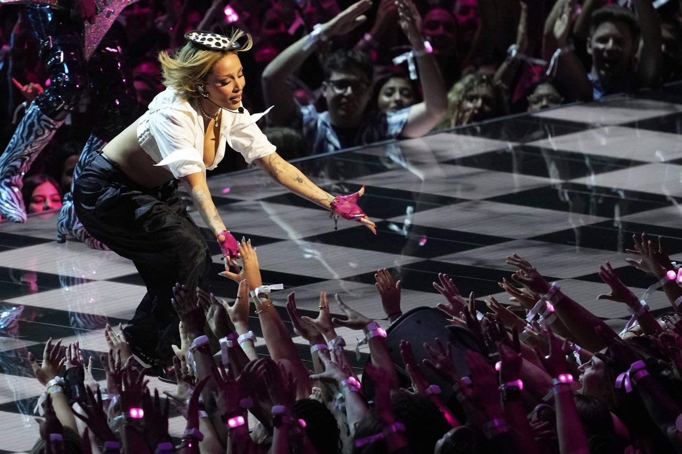 Ariana Grande and Lady Gaga shine at the MTV VMAs with wins and performances | iNFOnews.ca Ariana Grande and Lady Gaga shine at the MTV VMAs with wins and performances | iNFOnews.ca