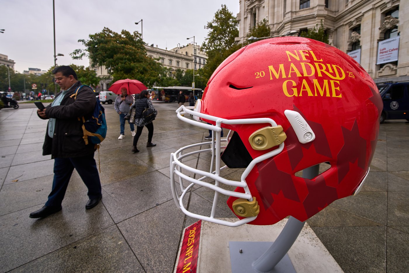 McDaniel meets with Atletico Madrid coach Simeone before Dolphins' practice in Spain | iNFOnews.ca