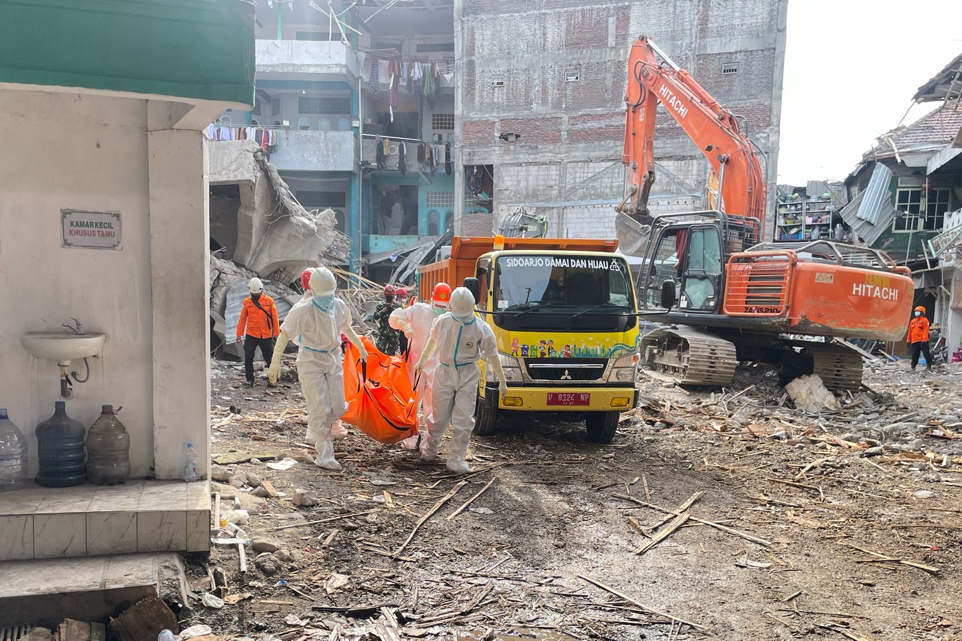 Death toll in Indonesian school collapse rises to 61 as more bodies are recovered | iNFOnews.ca