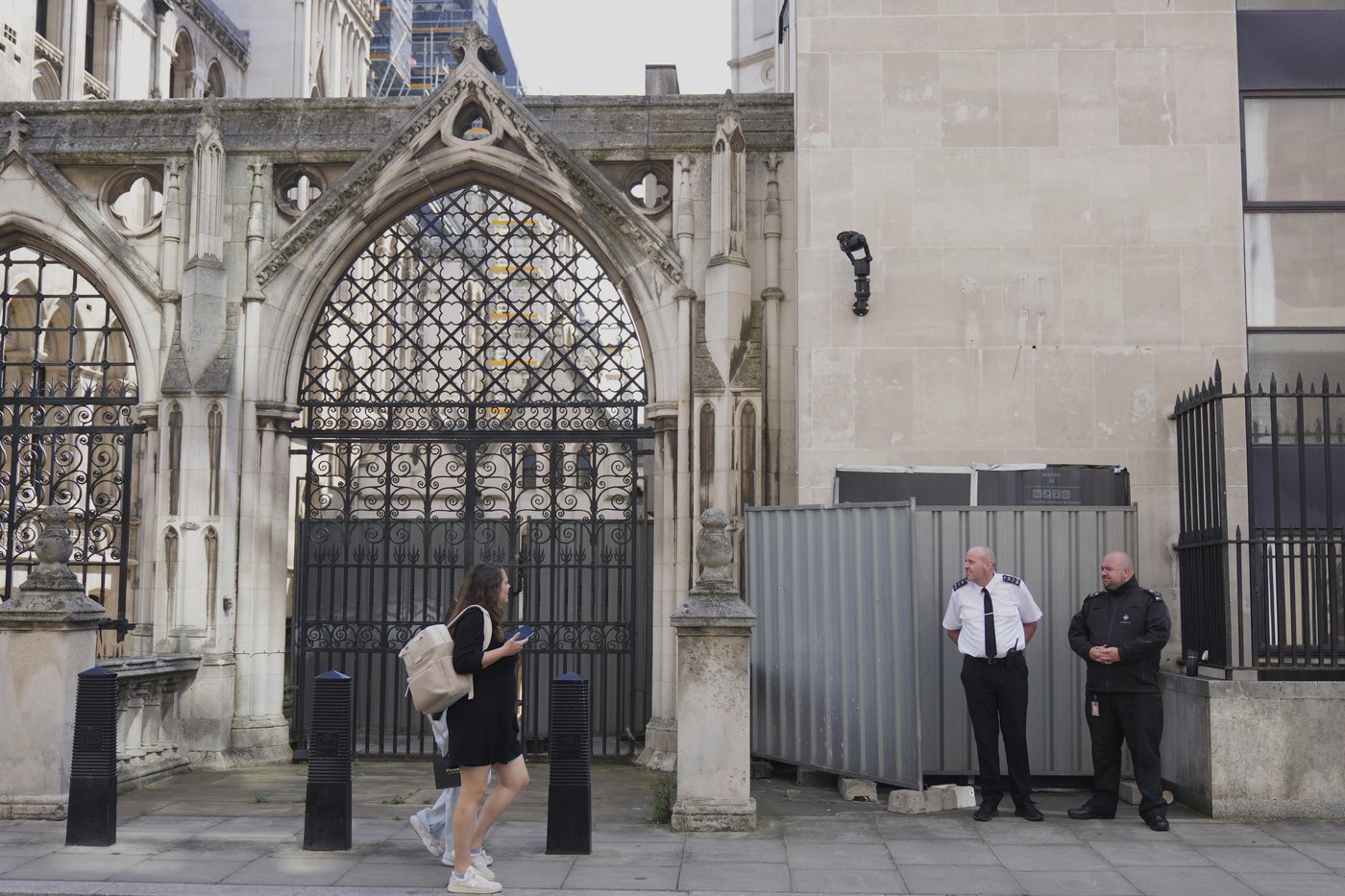 New Banksy mural of a judge beating a protester to be removed from outside London court | iNFOnews.ca New Banksy mural of a judge beating a protester to be removed from outside London court | iNFOnews.ca