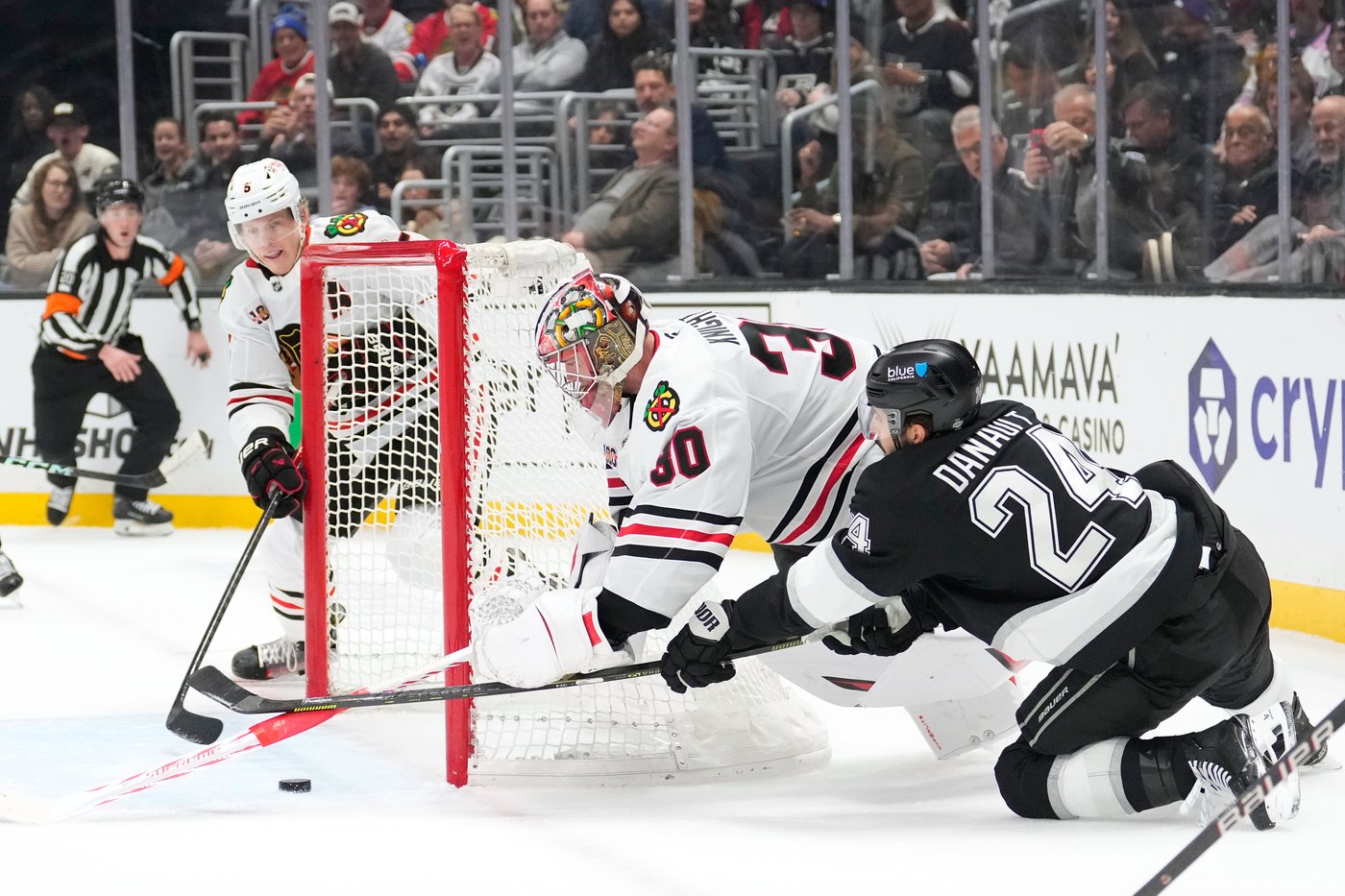 Connor Bedard scores for 3rd straight game, Blackhawks hold off Kings 2-1 | iNFOnews.ca
