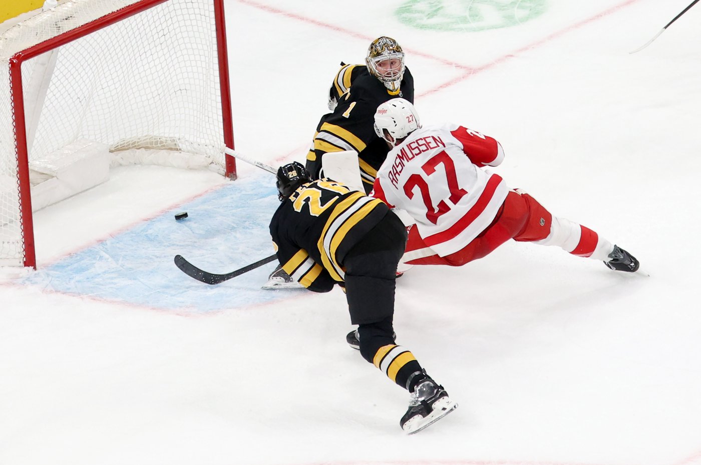 Swayman leads the Bruins past the Red Wings 3-2 in a shootout | iNFOnews.ca
