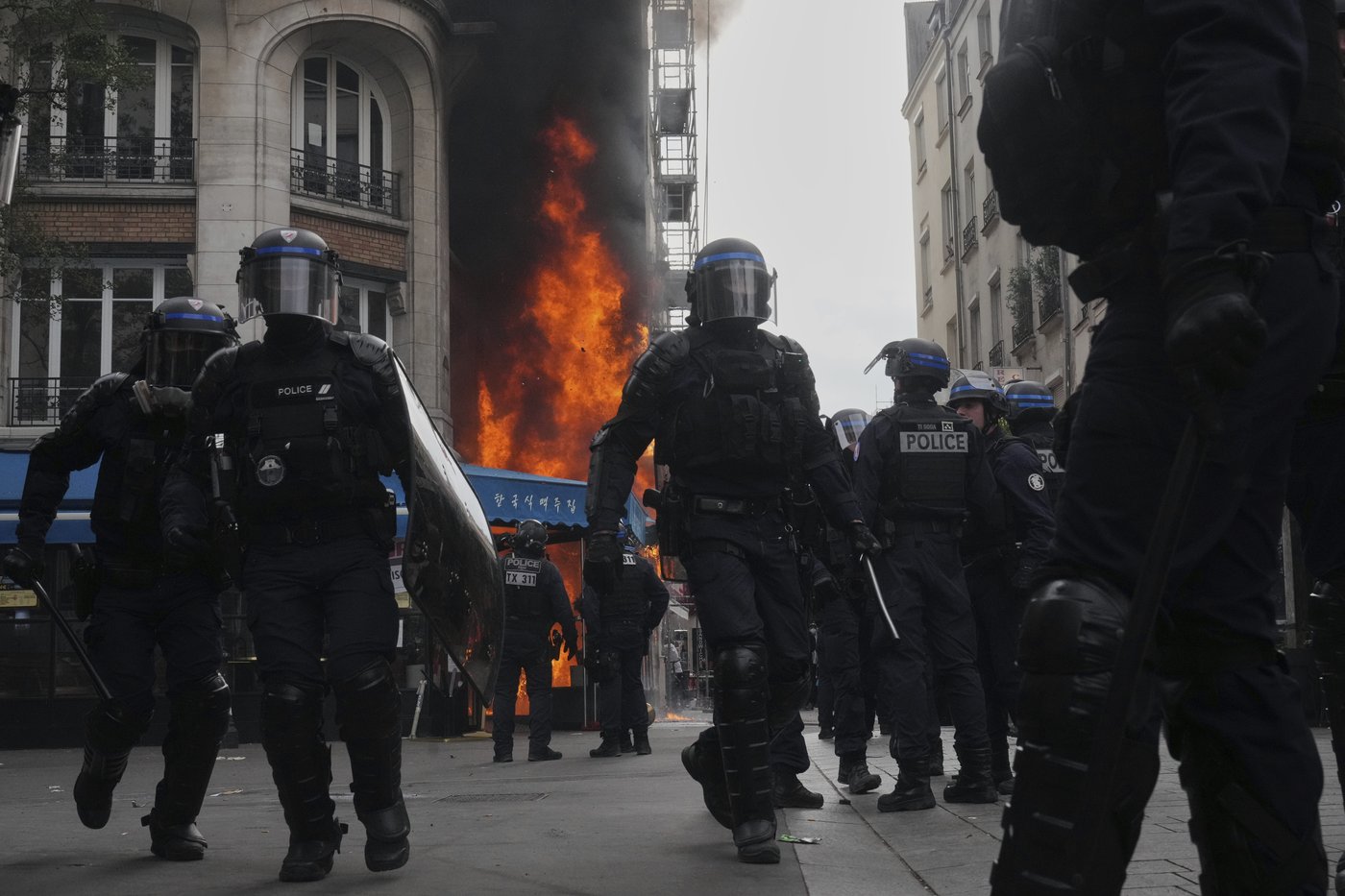 Protesters block roads and start fires across France to challenge the new prime minister, in photos | iNFOnews.ca