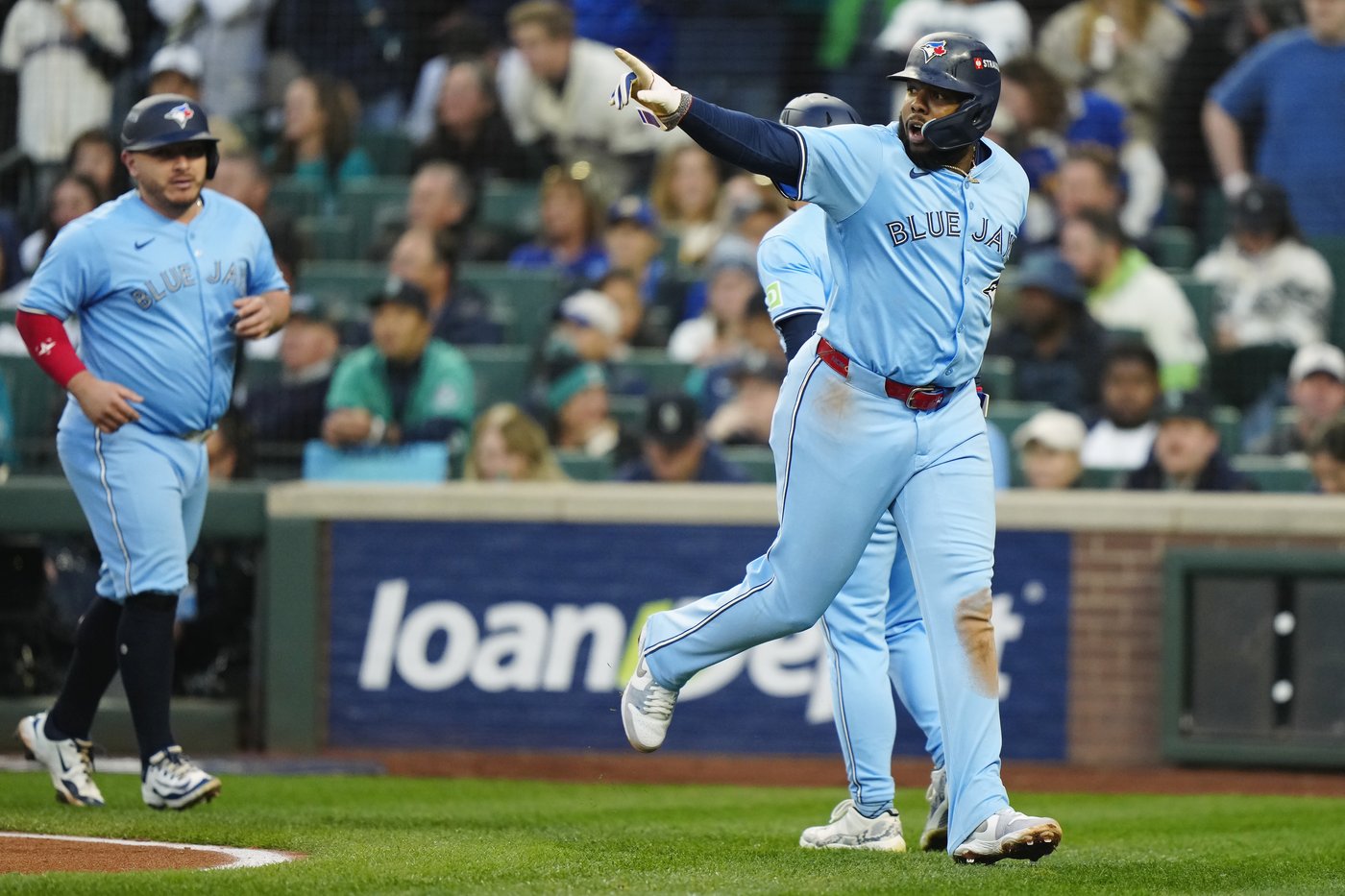 Photo Gallery: Blue Jays cruise to 13-4 Game 3 win in ALCS | iNFOnews.ca