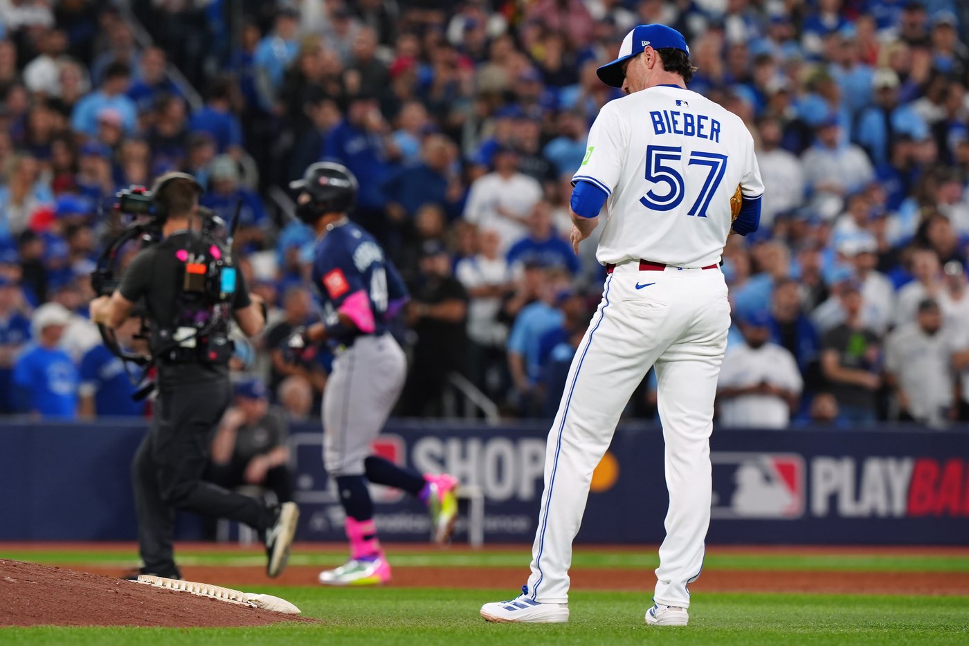 Photo Gallery: Blue Jays advance to World Series with 4-3 win over the Mariners | iNFOnews.ca