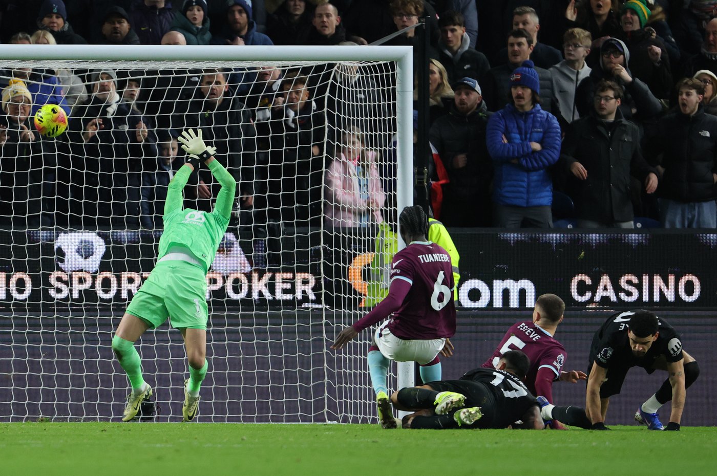 Tottenham fans repeat calls for Frank to leave after underwhelming draw at Burnley | iNFOnews.ca Tottenham fans repeat calls for Frank to leave after underwhelming draw at Burnley | iNFOnews.ca