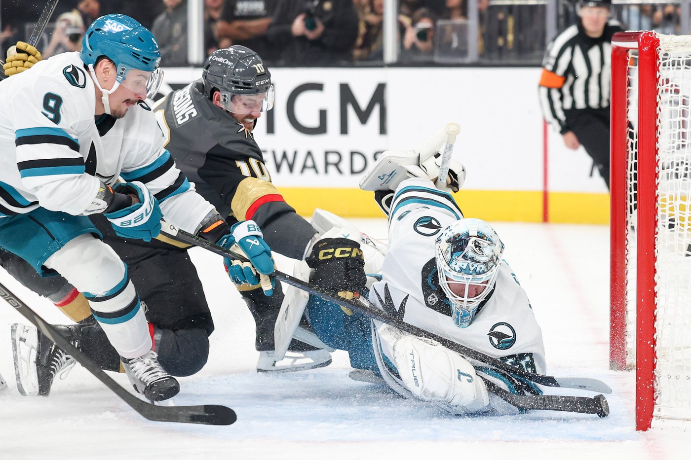 Hertl scores twice, Lindbom gets his 1st NHL win in the Knights' 4-3 victory over the Sharks | iNFOnews.ca