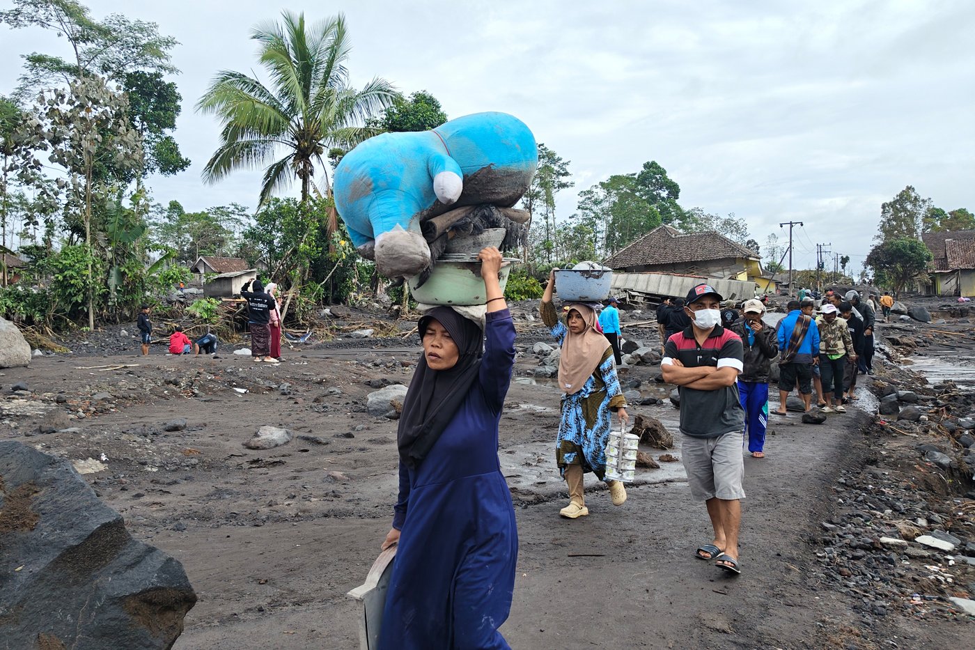 Volcano eruption forces the rescue of more than 170 climbers on Indonesia's Mount Semeru | iNFOnews.ca Volcano eruption forces the rescue of more than 170 climbers on Indonesia's Mount Semeru | iNFOnews.ca
