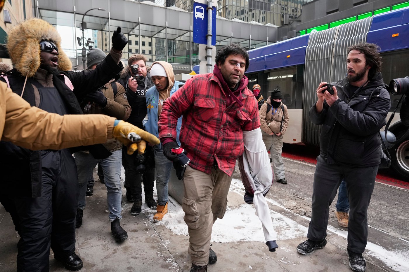 Counterprotesters chase off conservative influencer during Minneapolis immigration crackdown | iNFOnews.ca Counterprotesters chase off conservative influencer during Minneapolis immigration crackdown | iNFOnews.ca
