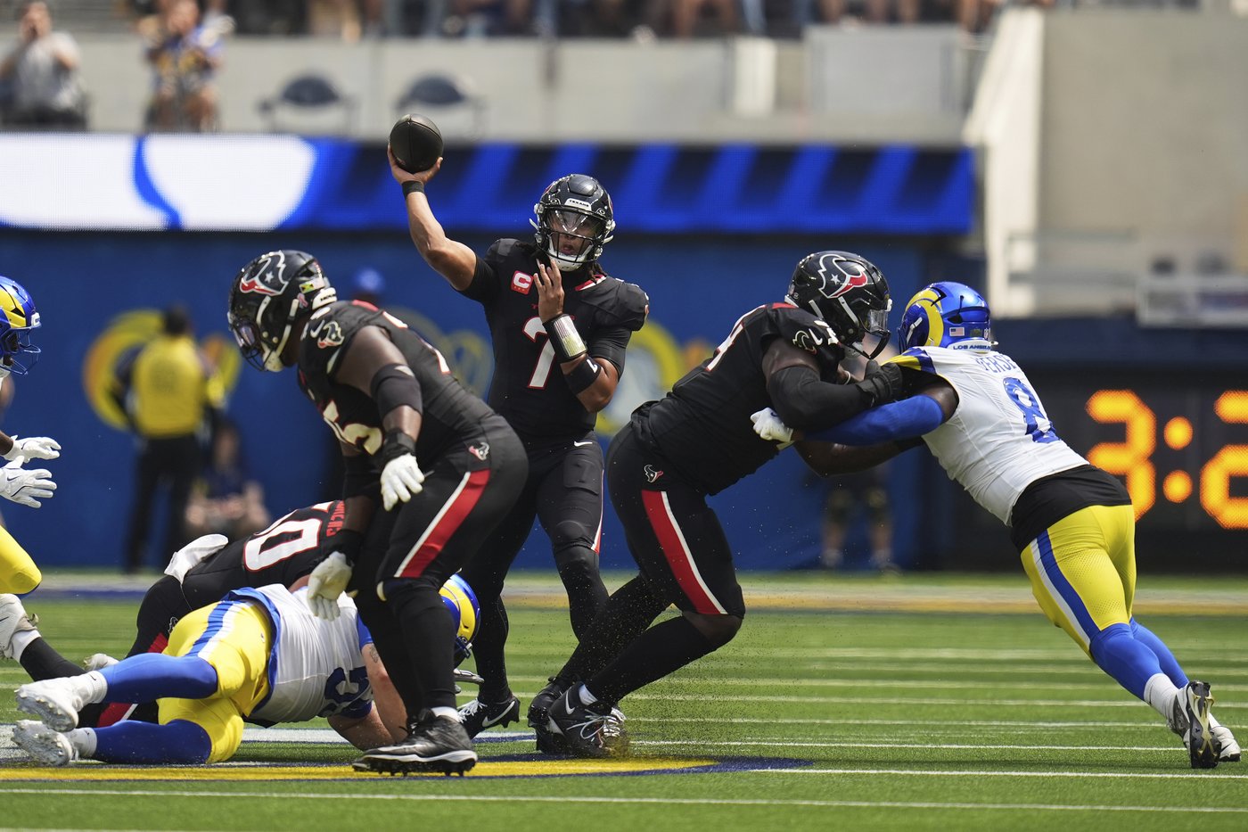 Stafford tops 60,000 yards passing, defense stands strong as Rams hold off Texans 14-9 | iNFOnews.ca
