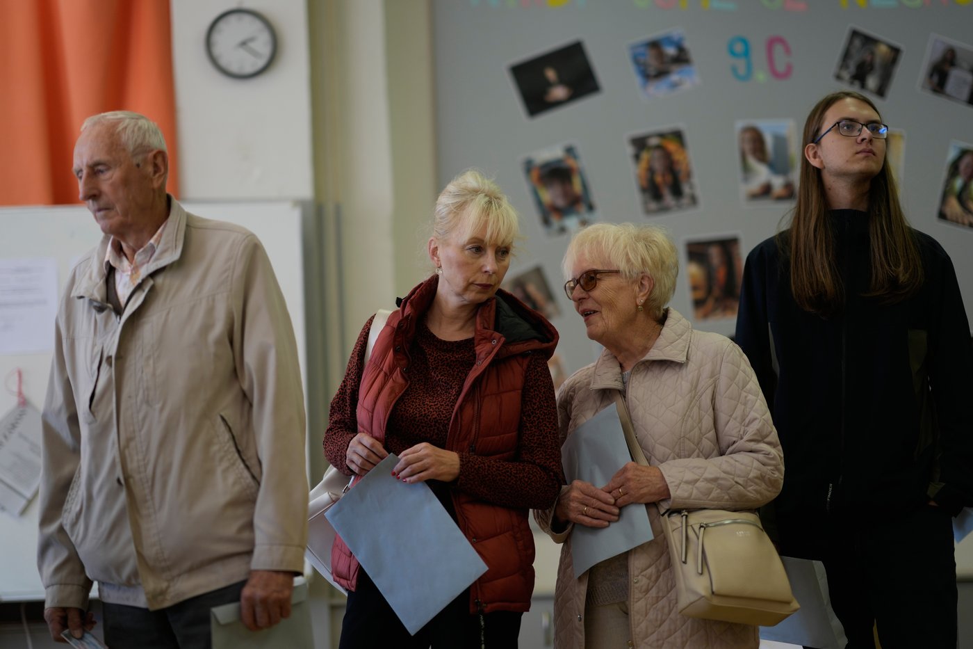 Czechs vote in election that could return populist and weaken support for Ukraine | iNFOnews.ca
