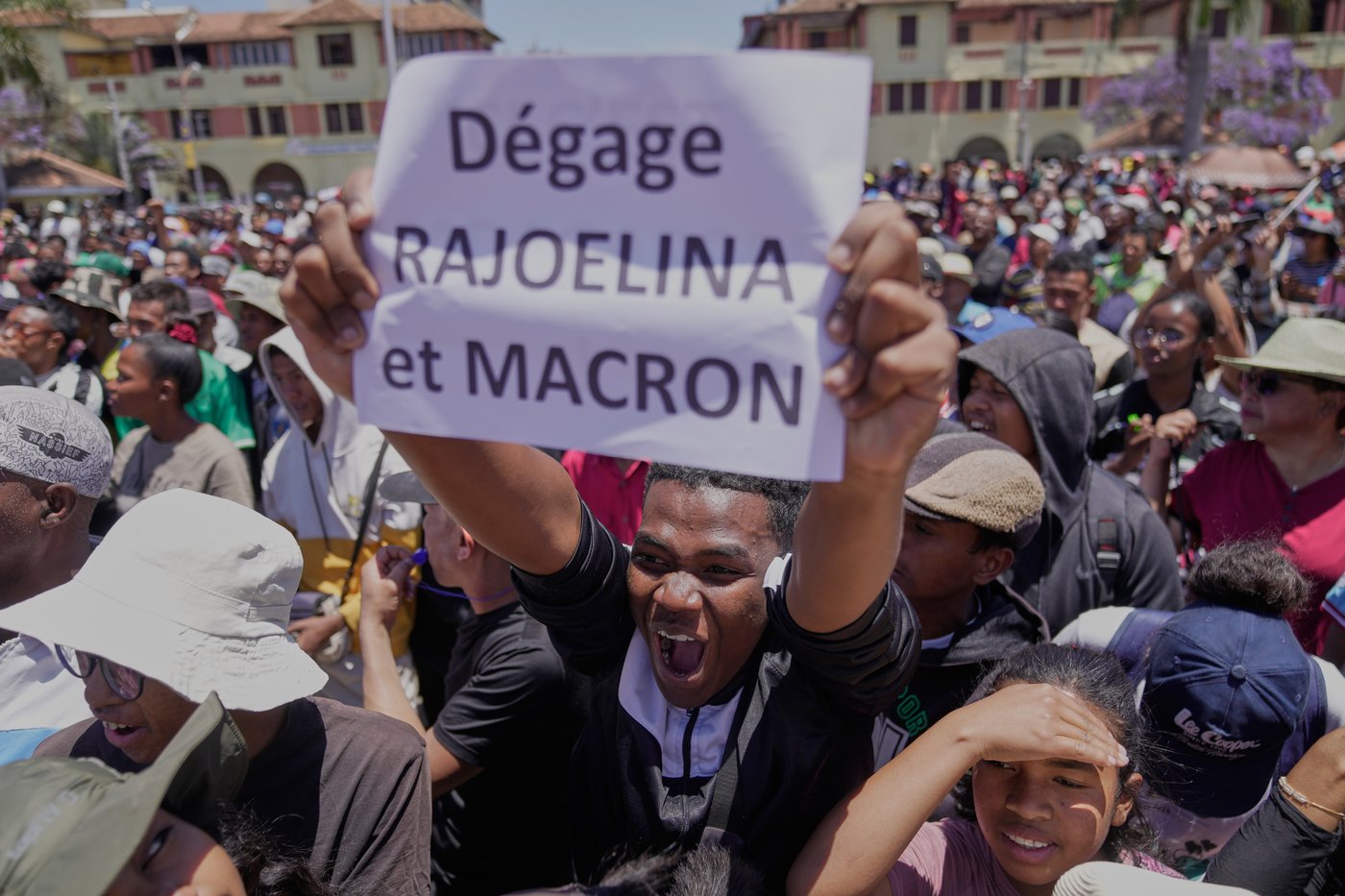 Photos of a colonel announcing military takeover in Madagascar after president flees | iNFOnews.ca