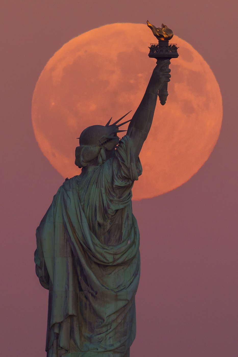 See the world in vertical: Top photos by AP's photojournalists | iNFOnews.ca