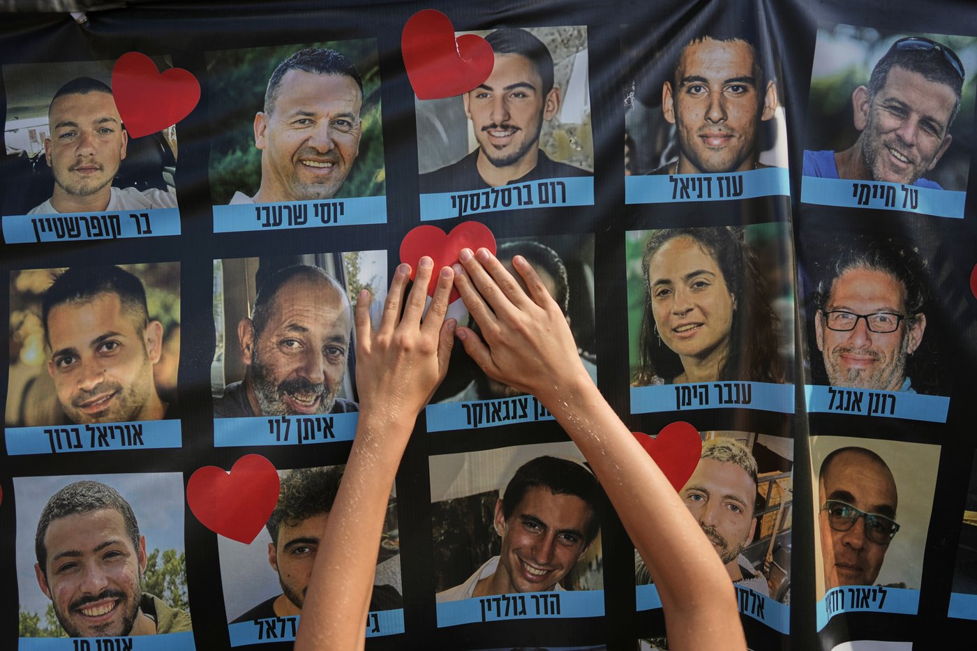 Living hostages and Palestinian prisoners are released as part of ceasefire in Gaza | iNFOnews.ca