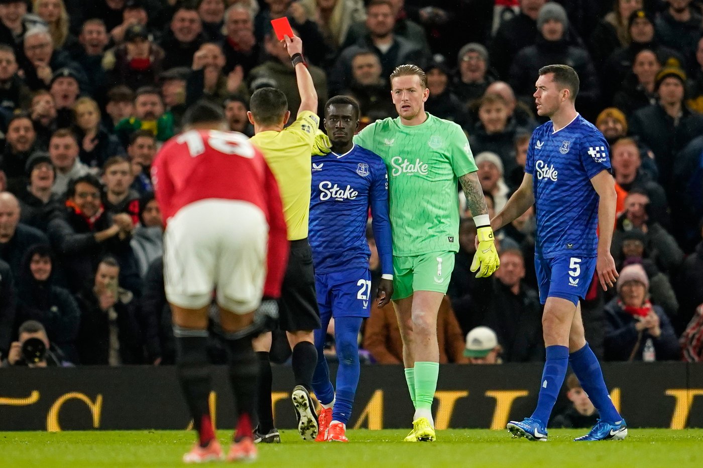 Everton's Gueye sent off for slapping teammate during game against Man United | iNFOnews.ca