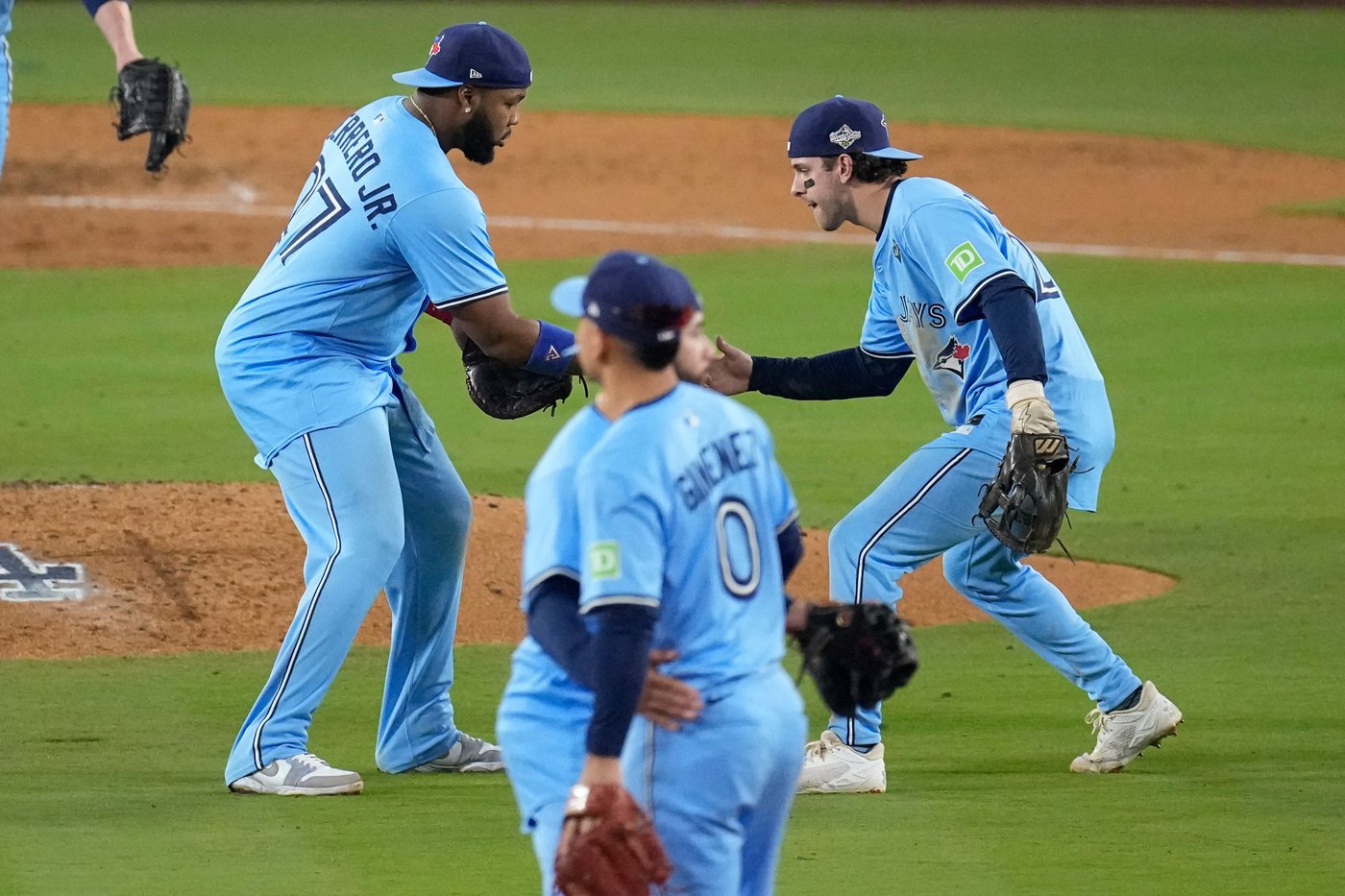 Photo Gallery: Blue Jays beat Dodgers 6-2 in Game 4 to tie Series | iNFOnews.ca