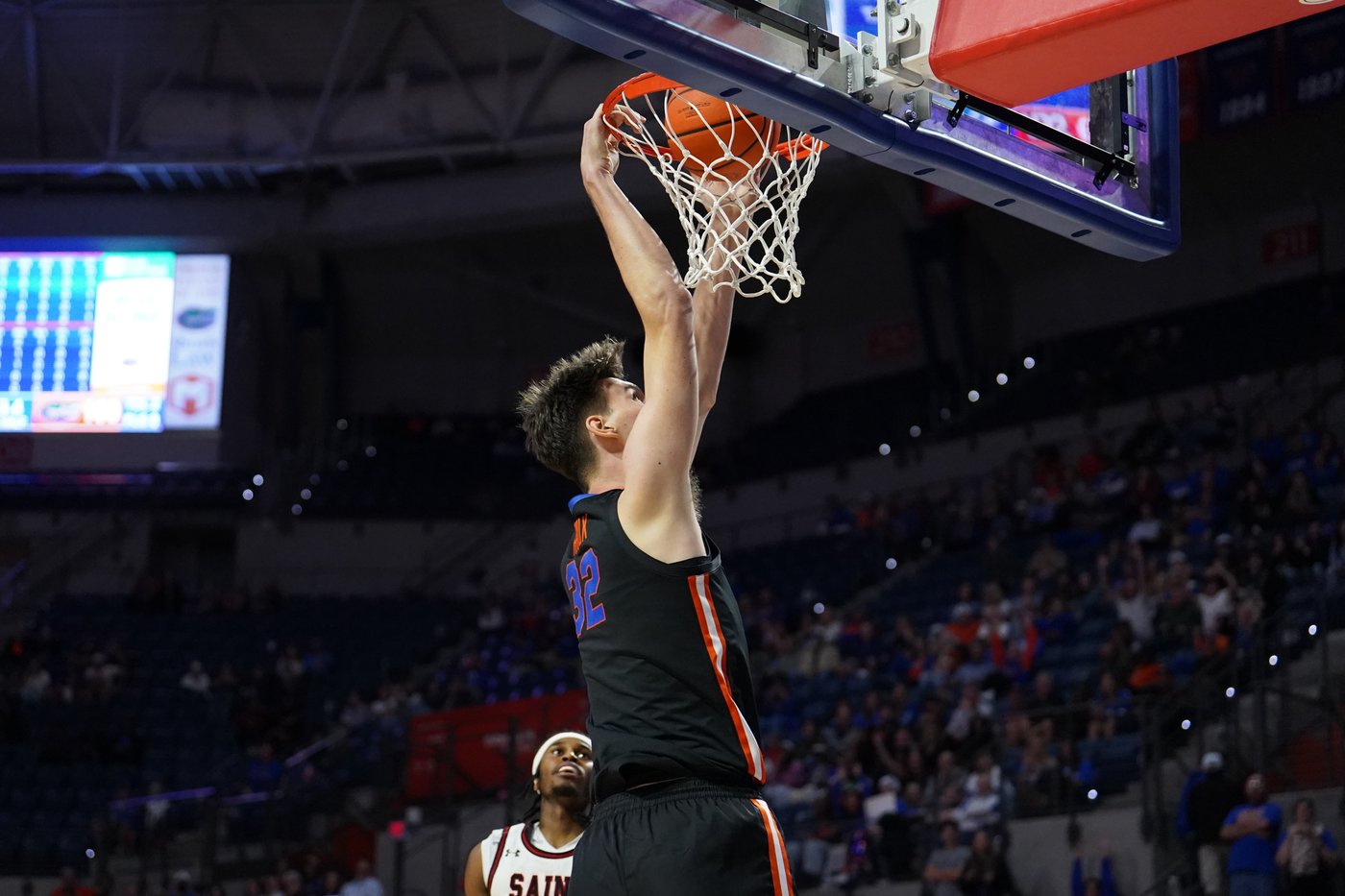 World's tallest teen dunks for first college field goal as No. 23 Florida routs Saint Francis | iNFOnews.ca