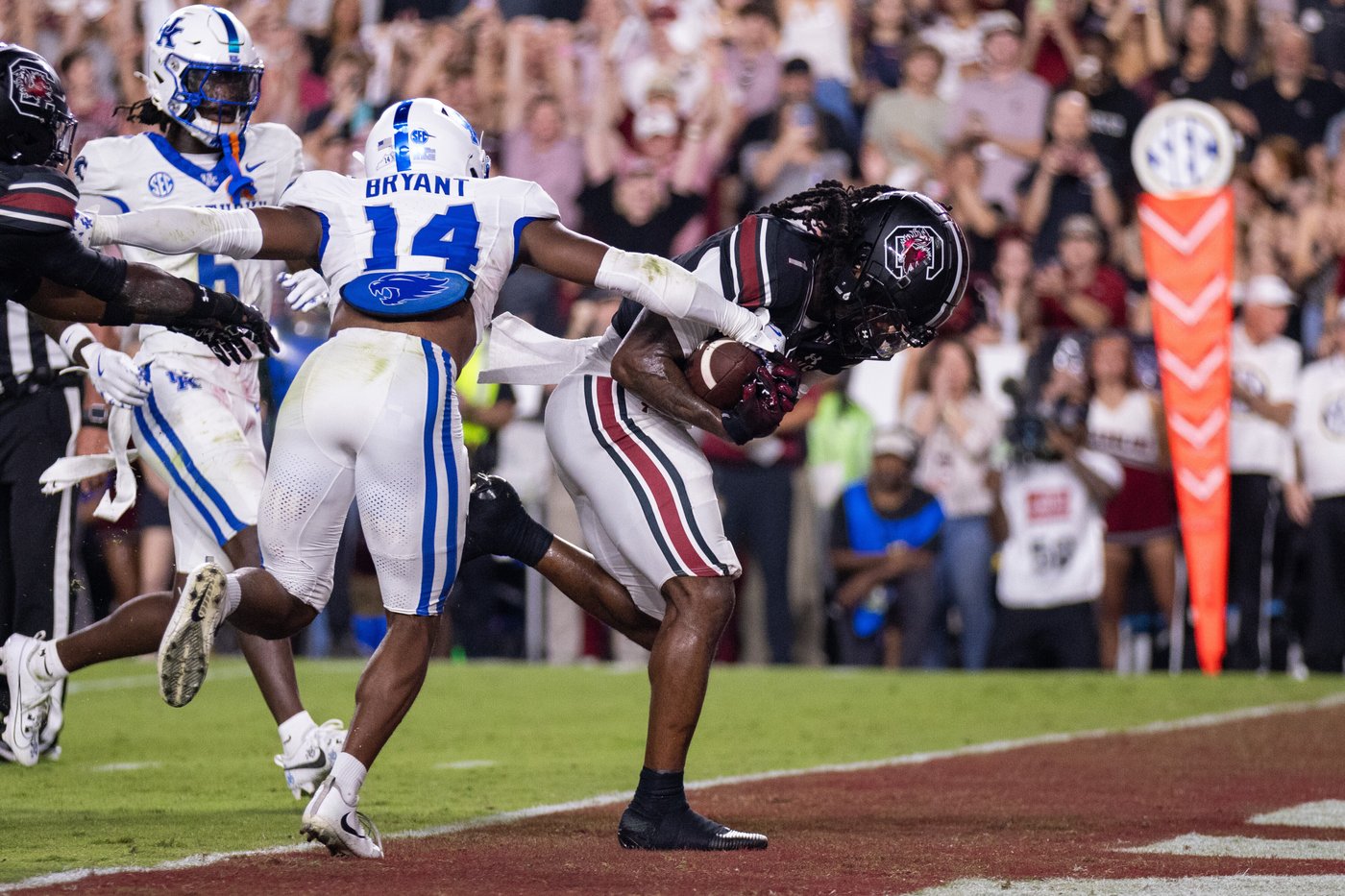 Defense guides South Carolina to 35-13 victory over Kentucky | iNFOnews.ca
